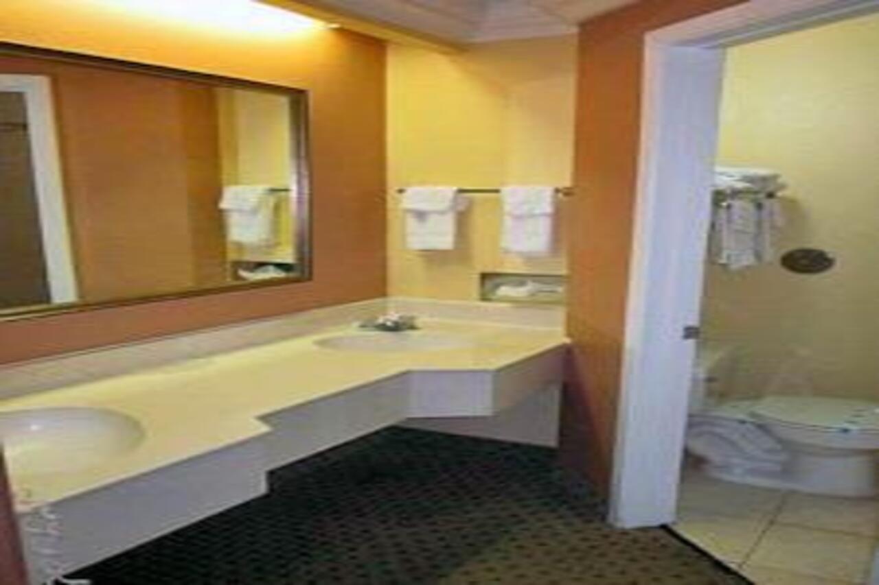 Super 8 By Wyndham I-35 2*