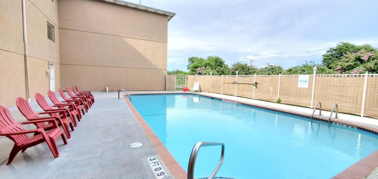 Super 8 By Wyndham I-35 Hotel 2*