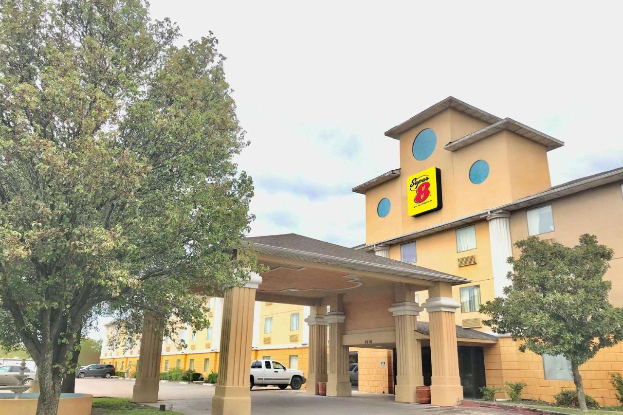 Super 8 By Wyndham I-35