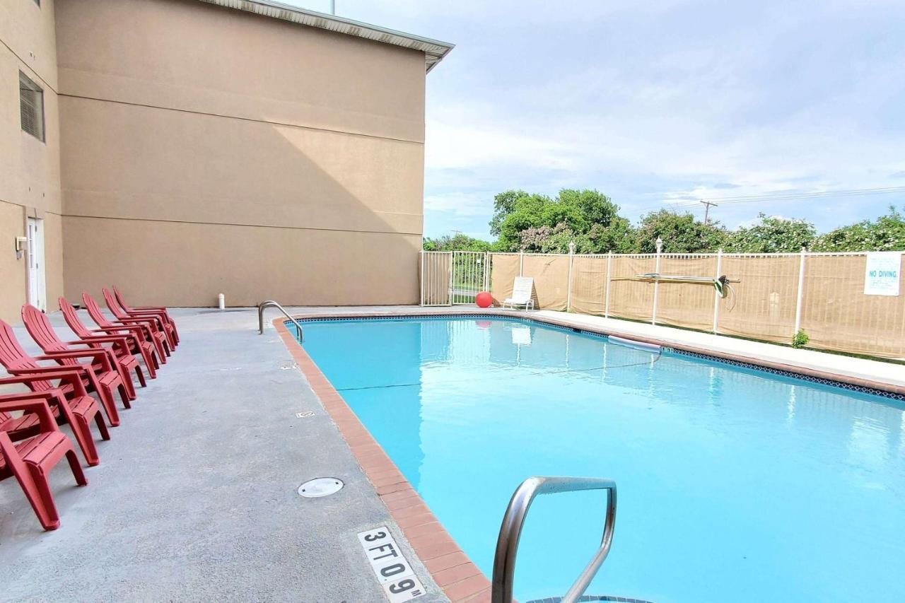 Super 8 By Wyndham I-35 Hotel